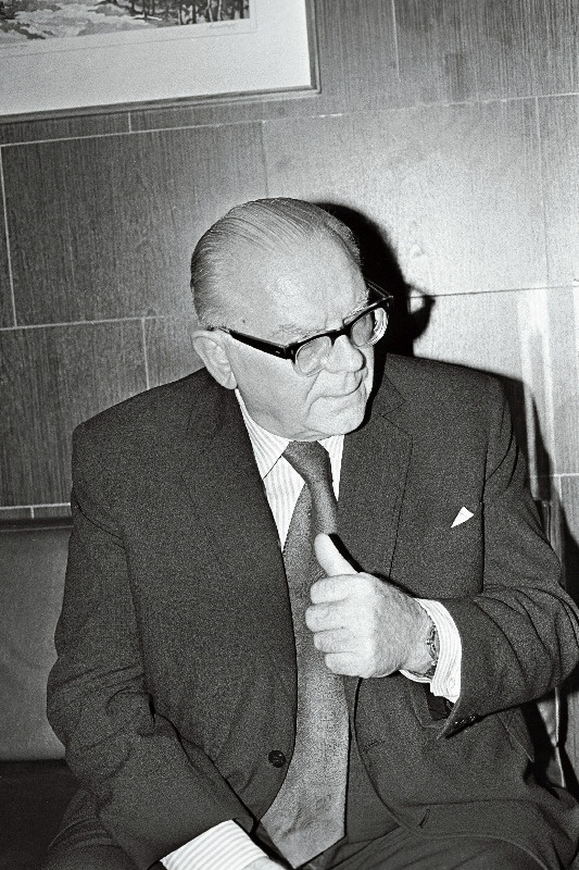 RAT "Estonia" solist, NSV Liidu rahvakunstnik professor, Lenini ordeni kavaler, NSV Liidu riikliku preemia laureaat, Nõukogude Eesti riikliku preemia mitmekordne omanik Tiit Kuusik ajalehe "Kodumaa" toimetuses.