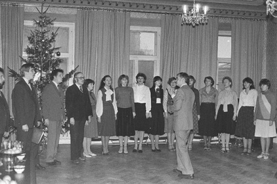 Väliseestlastega Kultuurisidemete Arendamise Ühingus toimunud nääripeol Olevimäel esineb kerge muusika koor Paul Ruudi juhatusel.  duplicate photo