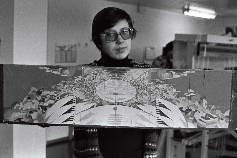 Kunstikombinaadi "ARS" kangur koob Pirita purjespordikeskuses Tallinna Ehitus- ja Mehaanikatehnikumi töökojas valmistatud kudumistelgedel 700 kg kaaluvat eesriiet B.I. Lenini nim. Kultuuri- ja Spordipalee lava jaoks.