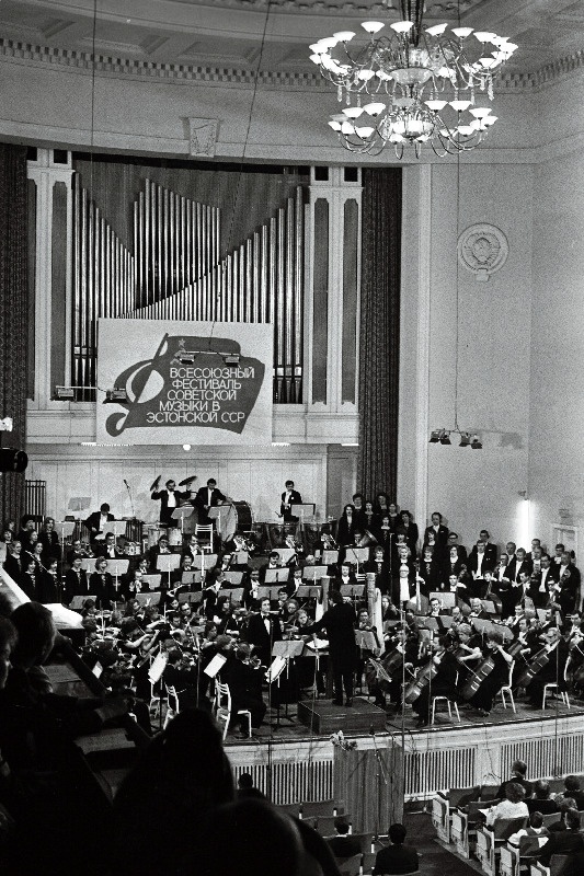 Üleliidulise Nõukogude muusika festivali avapäeval "Estonia" kontserdisaalis esineb NSV Liidu Kultuuriministeeriumi Riiklik Sümfooniaorkester ning Eesti Televisiooni ja Raadio Segakoor.