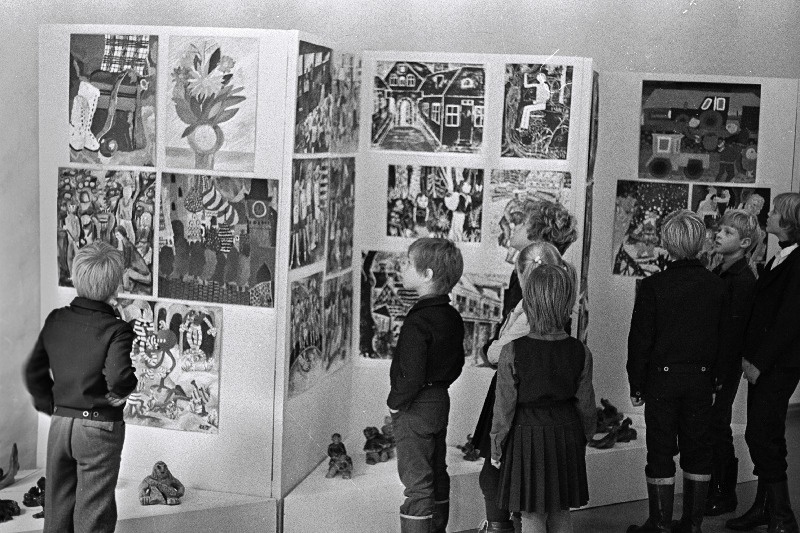 Laste joonistuste, nahkehistööde, keraamika ja skulptuuride näitus Laste Loomingu Majas.