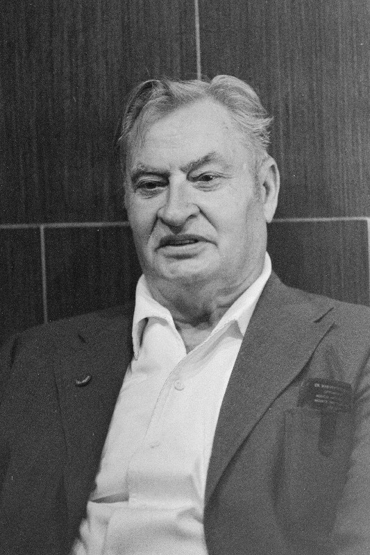 Ajalehe "Uus Ilm" 75. aastapäeva tähistamisele Tallinna saabunud ajalehe toimetaja Mihkel Nukk.