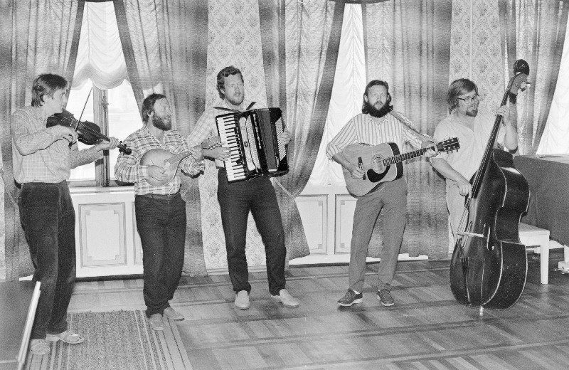 Väliseestlastega Kultuurisidemete Arendamise Ühingus toimunud pidulikul koosolekul esineb ansambel "Kukerpillid".