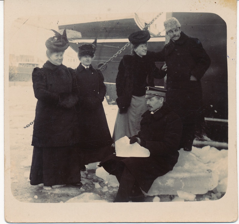 Adolfine ja Rudolf Hanusch, kapten Dampf abikaasaga ja preili Tallinna sadama jääl