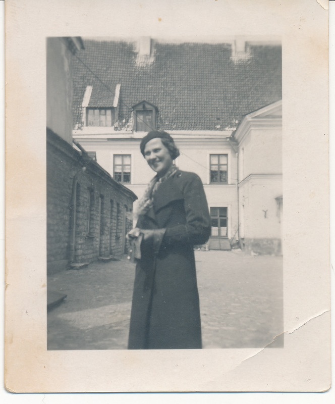Lola Hanusch  Tšehhoslovakkia  saatkonna hoovis