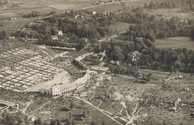 Lennuvaade: 11. Üldlaulupidu Tallinnas, Kadriorus  duplicate photo