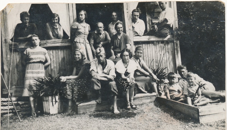 Suvitajad maja verandal