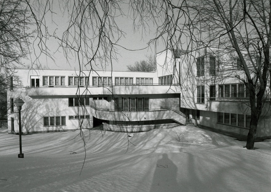 Narva-Jõesuu Ministrite Nõukogu (MN) puhkebaas. 2 vaadet hoonele. Arhitekt Marika Lõoke