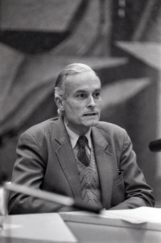 Eesti NSV Teaduste Akadeemia akadeemik Endel Lippmaa teadlaste ja ajakirjanike nõupidamisel Kirde-Eesti fosforiidi kaevandamisega seotud probleemide üle.