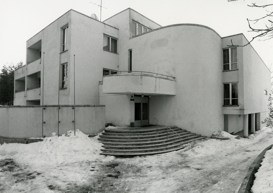 Narva-Jõesuu Ministrite Nõukogu (MN) puhkebaas. 2 vaadet hoonele. Arhitekt Marika Lõoke