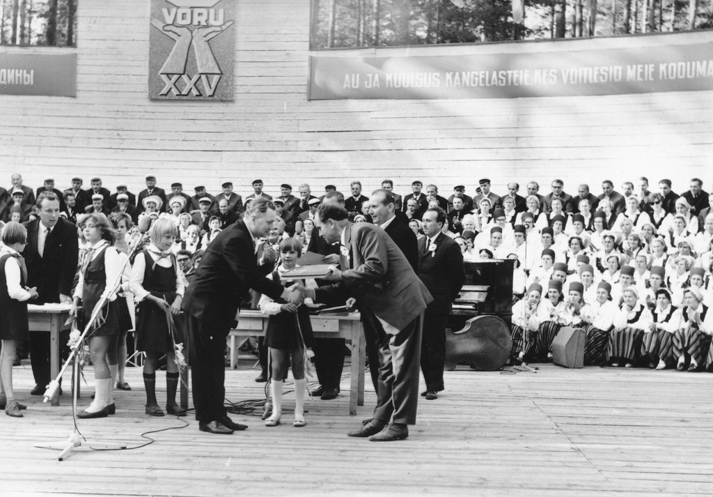 Foto. Võru vabastuspidustuste kontsert Kubija lauluväljakul, sõjaveteranide autasustamine.