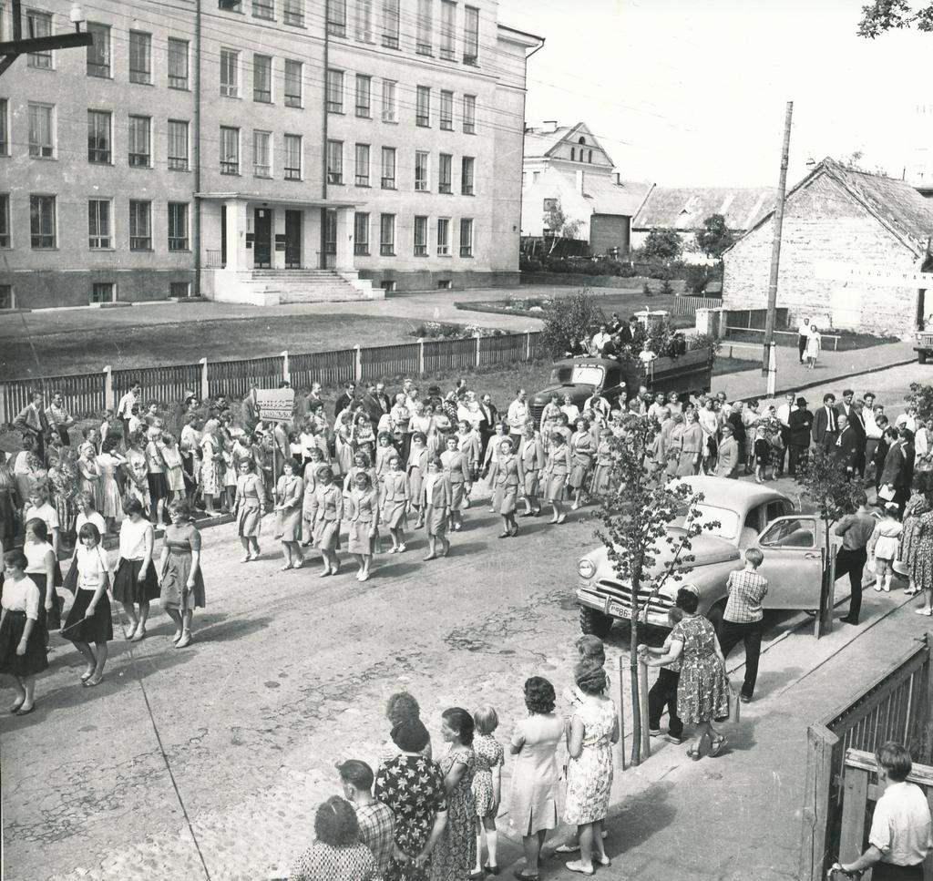 Foto ja negatiiv. Võru rajooni rahvakunstiõhtu ja laulupäev 15.-16. juulil 1961.a. Kubija lauluväljakul, laulupeoliste rongkäik Võrus Pioneeride tänaval.