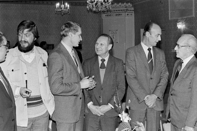 Väliseestlastega Kultuurisidemete Arendamise Ühingu III konverentsi vaheajal vestlevad (vasakult): helilooja Lepo Sumera, kirjanik Arvi Siig, Harju rajooni "Rahva Võidu" kolhoosi esimees Rudolf Mannov, VEKSA Ühingu esimees Rein Freiberg ja kunstiteadlane Villem Raam.