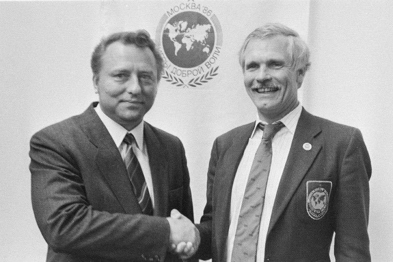 Ameerika Ühendriikide telekompanii "Turner Broadcasting System" president Ted Turner (paremal) ja Eesti NSV Riikliku Spordikomitee esimees Mati Mark.