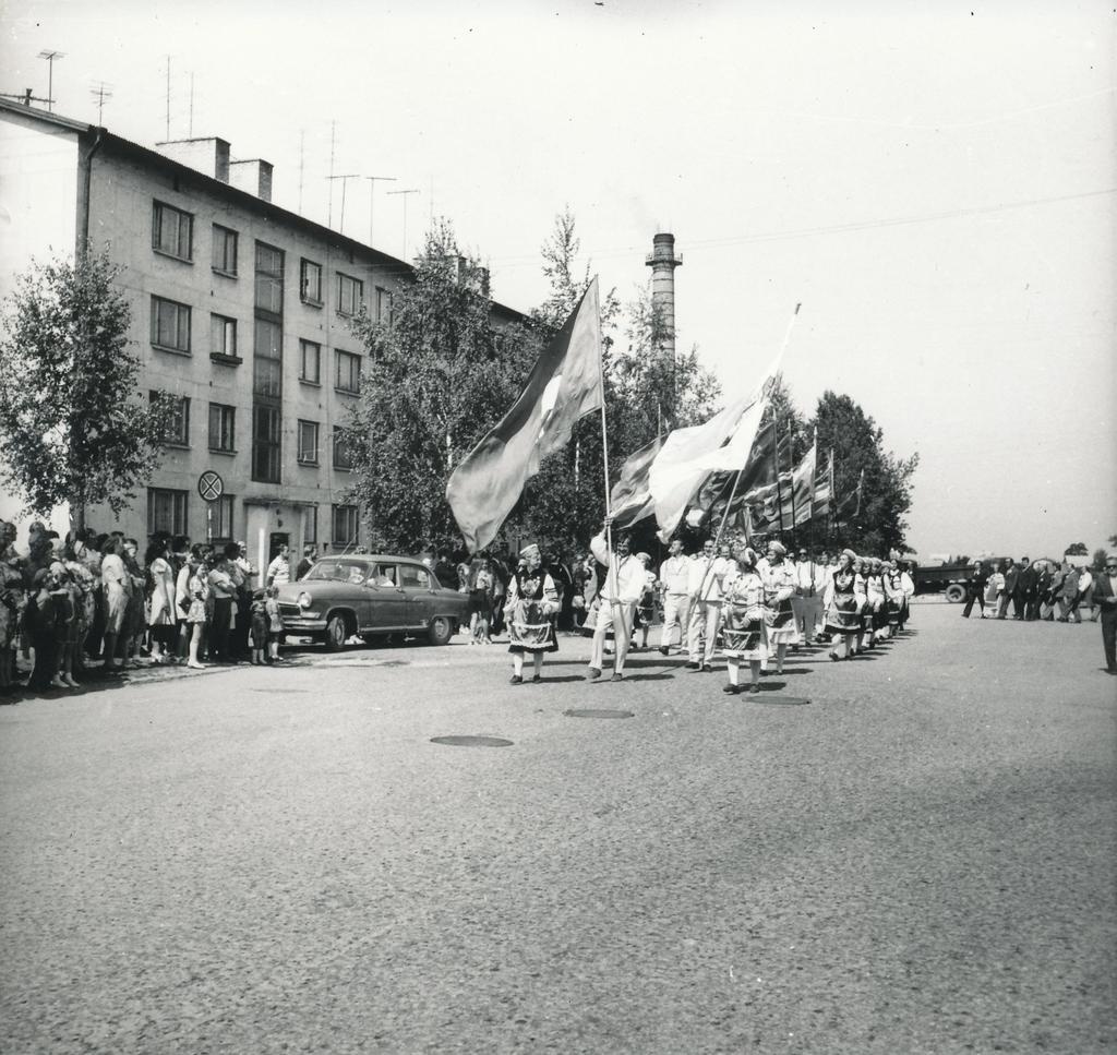 Foto ja negatiiv. Võru rajooni tantsu - ja laulupidu 7.-8.  juunil 1975.a. Kubija lauluväljakul, rongkäik Pioneeride tänaval.