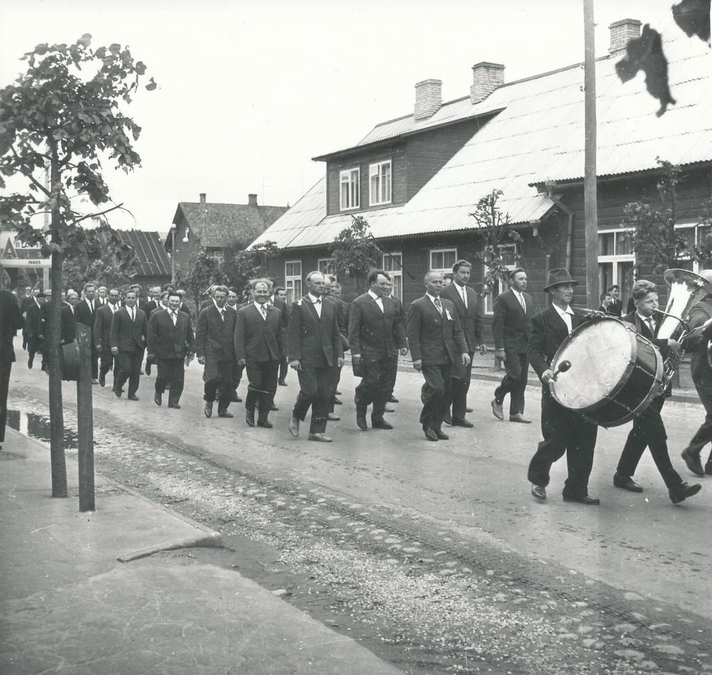 Foto ja negatiiv. Võru rajooni tantsu - ja laulupidu 10.-11. juunil 1967.a. Kubija lauluväljakul, peoliste rongkäik Kreutzwaldi tänaval, Misso meeskoor.