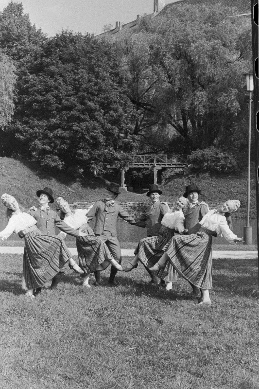 Eesti NSV teeneline rahvatantsuansambel "Sõprus" esinemas.