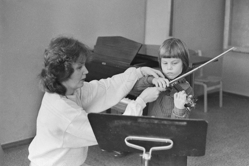 Tallinna Muusikakeskkooli viiuliõpetaja Tiiu Peäske jagab õpetusi 6-aastasele Liina Vainomäele.