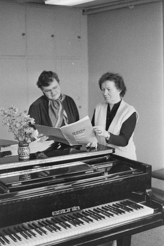 Eesti NSV teenelised kultuuritegelased, Tallinna Muusikakeskkooli õpetajad Tiina Kurik ja Ell Saviauk.