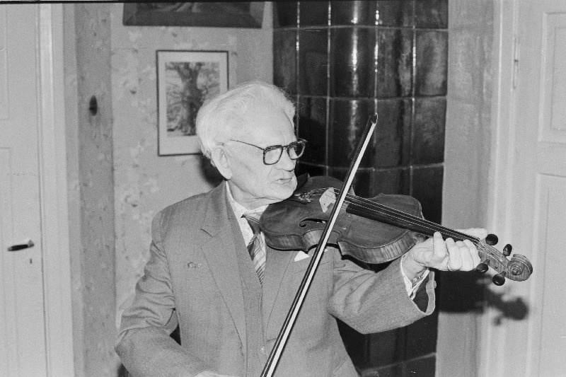 91-aastane revolutsiooniveteran, J. Tombi nim. Kultuuripalee veteranide segakoori "Kungla" teeneline laulja Artur Komp vanglas valmistatud viiuliga. Annetas Rahufondile tuhat rubla.