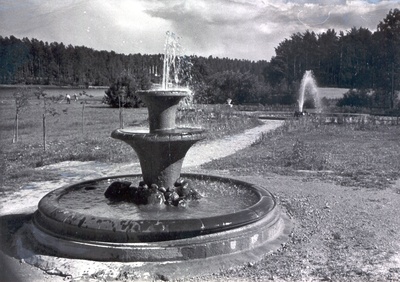 Foto. Võru. Purskkaevud Kubija järve kaldal.  duplicate photo