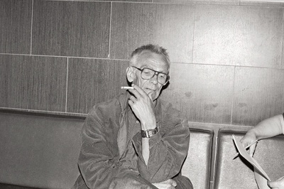 Graafik, maalikunstnik, karikaturist Edgar Valter ajalehe Kodumaa toimetuses.  duplicate photo