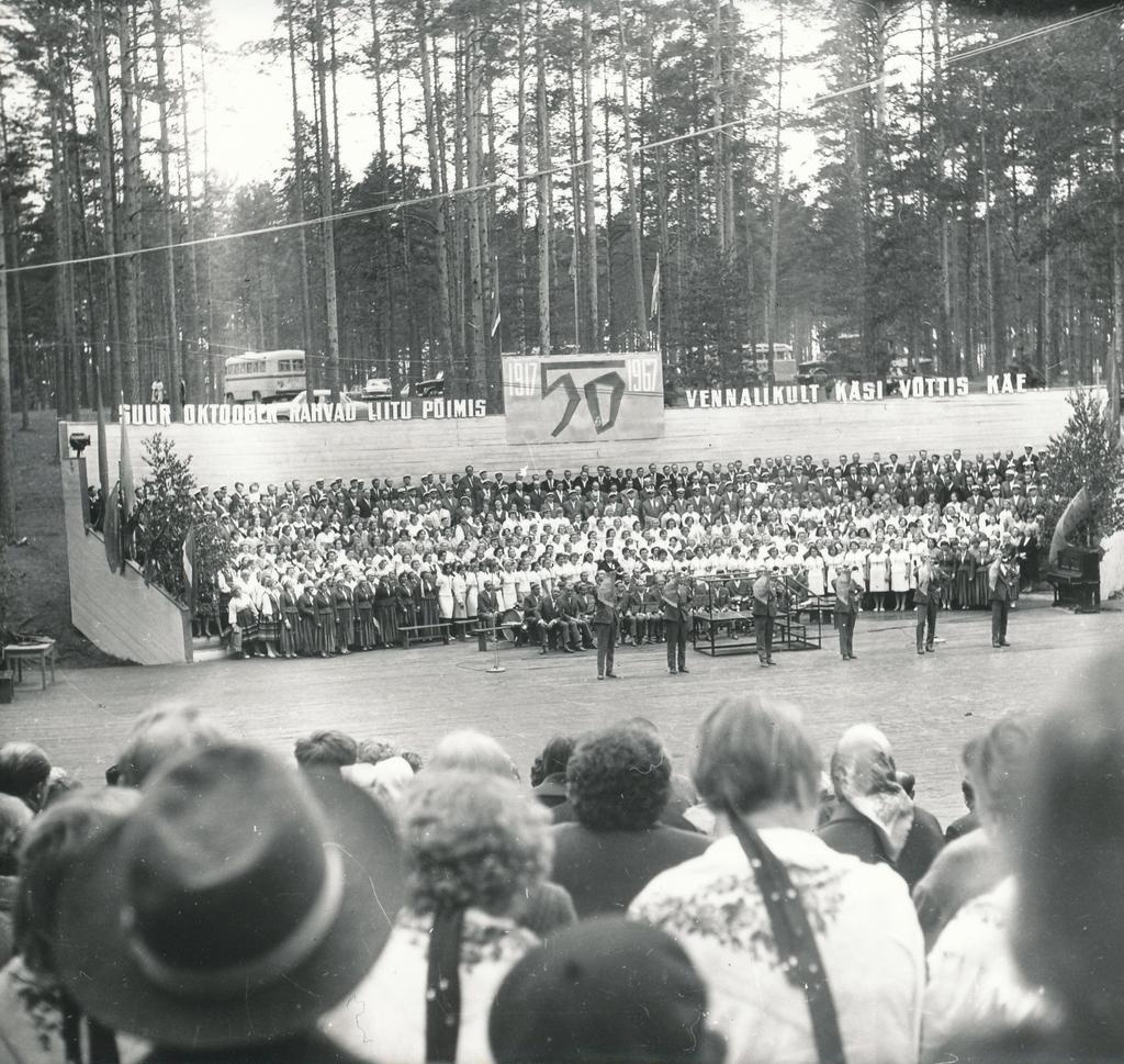 Foto ja negatiiv. Võru rajooni tantsu - ja laulupidu 10.-11. juunil 1967.a. Kubija lauluväljakul, avamine.