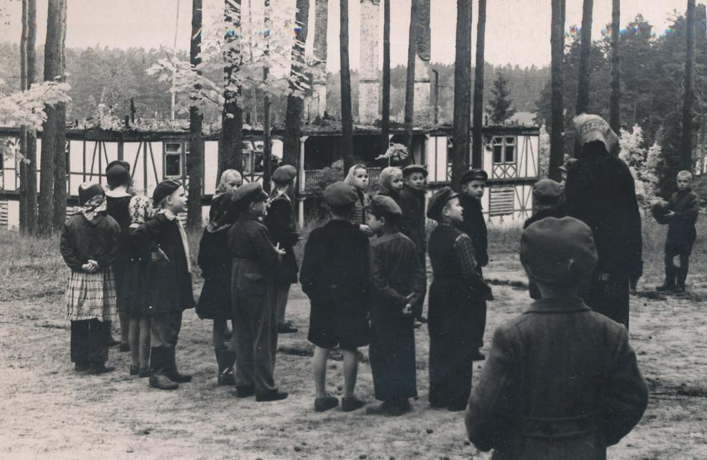 Foto Võru III 7.a. kooli III klassi õpilased 1958.a. Kubijal ( Tagaplaanil puhkekodu varemed).