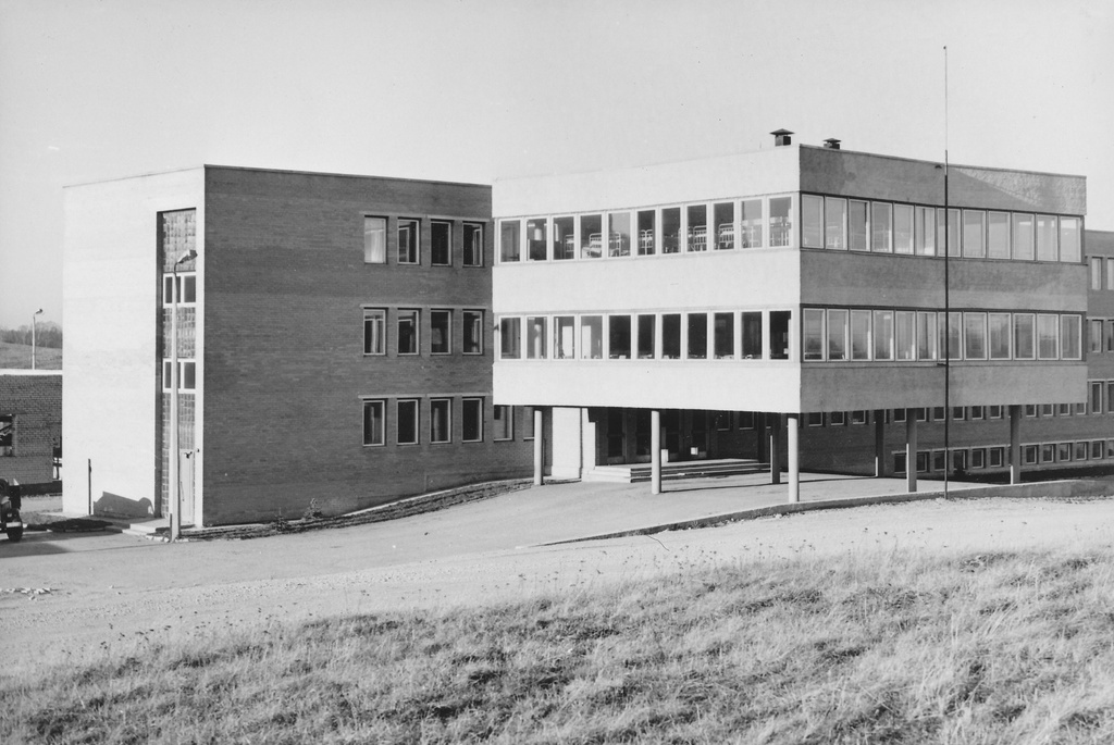 Foto. ALMAVÜ Võru Tehnikakooli hoone Kubija - Meegomäel 1975.a.