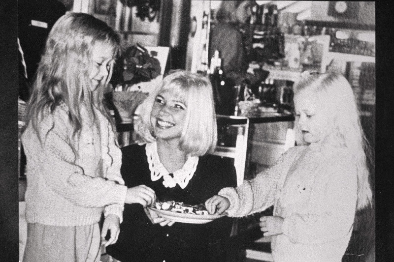 Miss Estonia 1991. Liis Tappo aktsiaseltsi “Comex” valuutakaupluse avamisel.