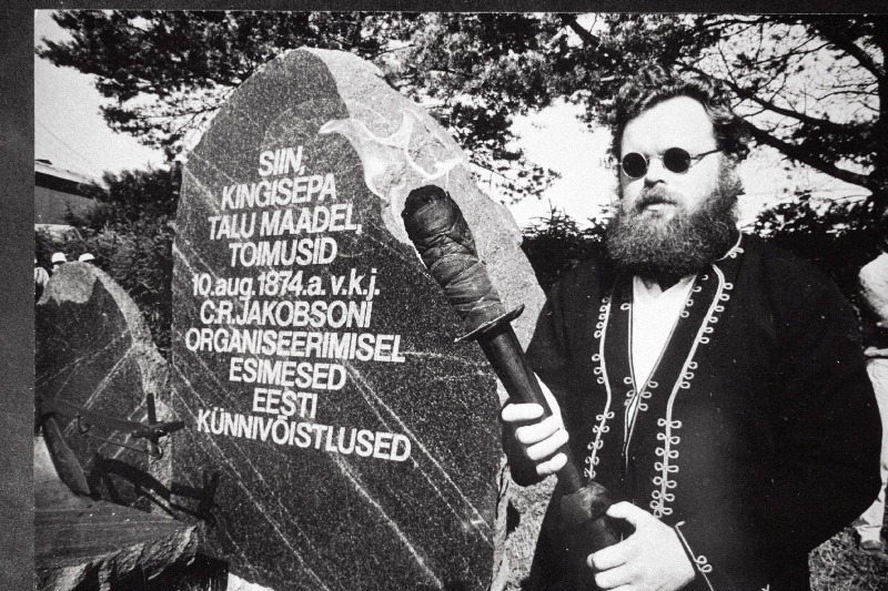 Eesti rahvusliku ärkamisaja tegelase C.R. Jakobsoni 150. sünniaastapäeva tähistamisel Kurgjas kõneleb C.R. Jakobsoni nim. Viljandi 1. Keskkooli direktor Tarmo Loodus.