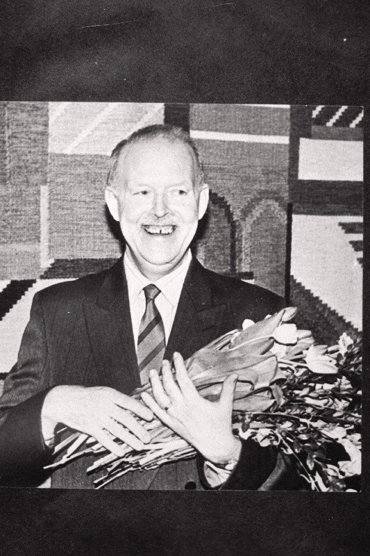 Tekstiilikunstnik Peeter Kuutma oma tööde näitusel Tarbekunstimuuseumis