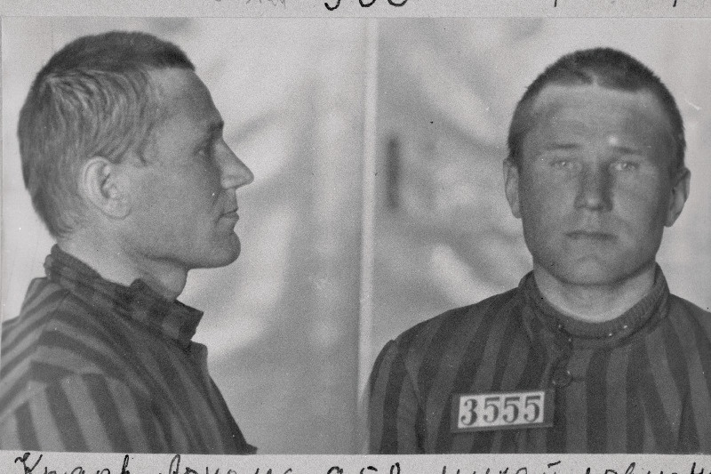 Valgas punase värviga kommunistlikke lööklauseid hoonete seintele kirjutanud, 1934.a. 8 aastase sunnitööga karistatud Arnold Mihhaili poeg Kraav [enne amnesteerimist].