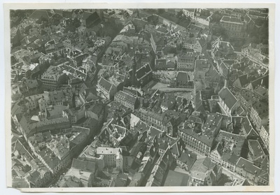 Tallinn, lennuvaade vanalinnale ida poolt, paremal Pühavaimu kirik, keskel Raekoja plats, taga vasakul Niguliste kirik.  similar photo