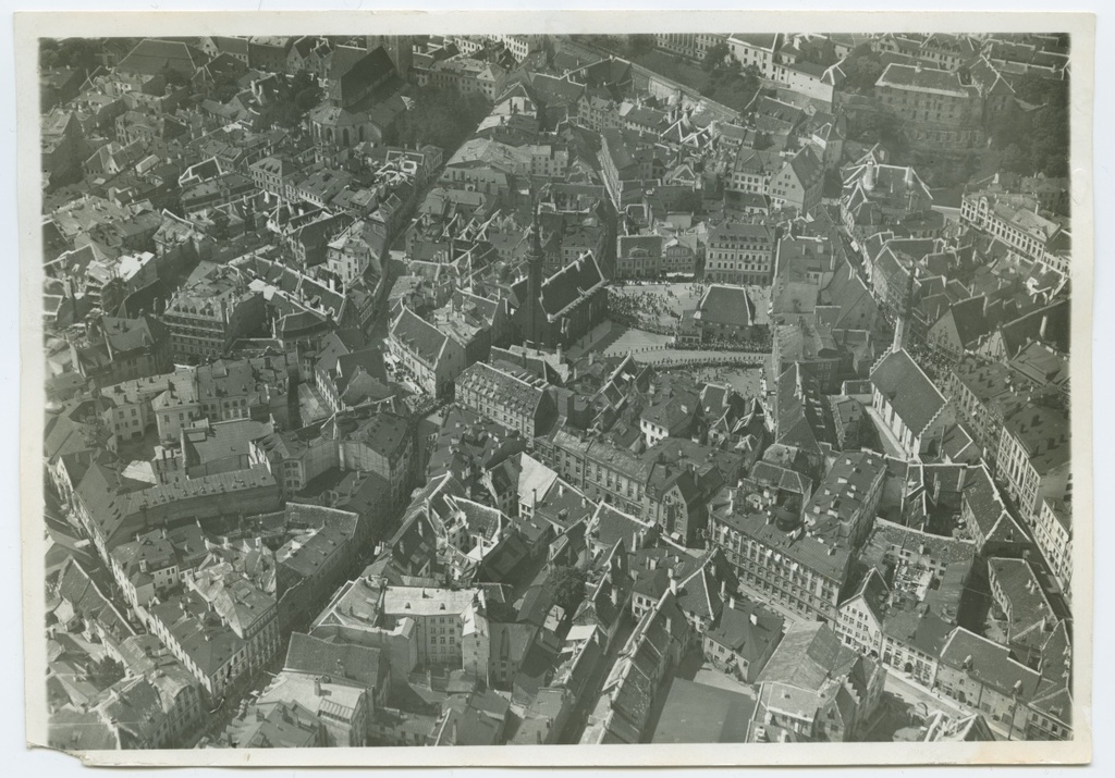 Tallinn, lennuvaade vanalinnale ida poolt, paremal Pühavaimu kirik, keskel Raekoja plats, taga vasakul Niguliste kirik.