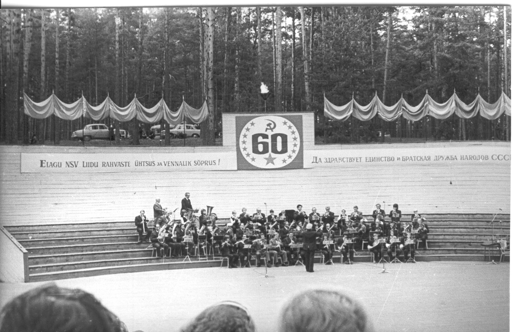 Foto ja negatiiv. Võru rajooni rahvakunstiõhtu ja laulupäev 4.-5. juunil  1977.a. Kubija  lauluväljakul. Esinevad orkestrid.
