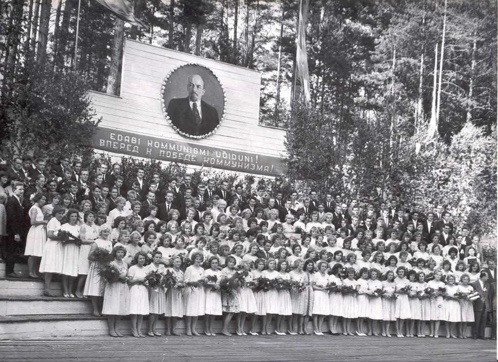 Foto. Võru rajooni 1964.a. noorte suvepäevade lõpetamine Kubija laululaval 28.juunil 1964.a.