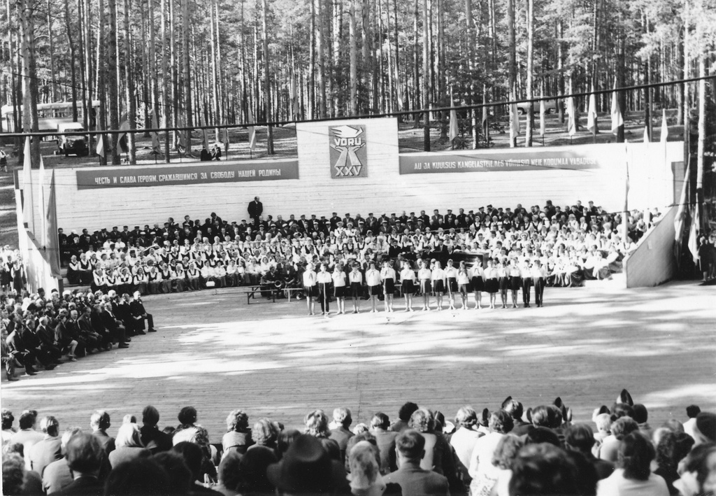 Foto. Võru vabastuspidustuste kontsert Kubija lauluväljakul, esineb Võru I Keskkooli kõnekoor.