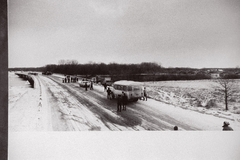 Läänemaal asuva Kasari jõe uue silla avatseremoonia.
