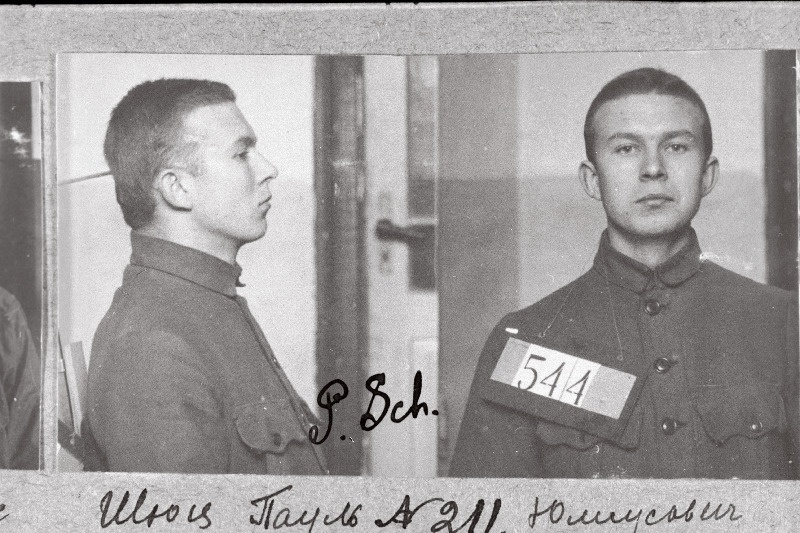 Riigivastases agitatsioonis süüdi mõistetud Paul Juliuse poeg Schütz enne vangide vahetamise korras Venemaale väljasaatmist .