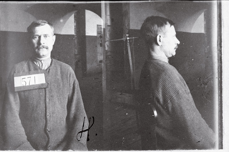 Illegaalse kommunistliku partei aktivist Filip Jossifi poeg Haak enne vangide vahetamise korras Venemaale väljasaatmist .