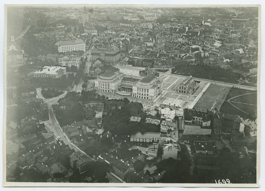 Tallinn, lennuvaade kagu poolt, keskel teater "Estonia".