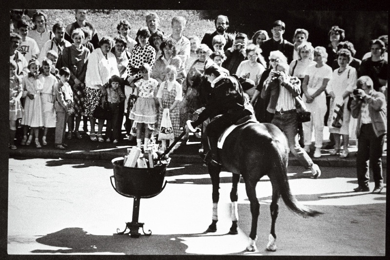 Rahvusvahelise seppade päeva tule süütamine.