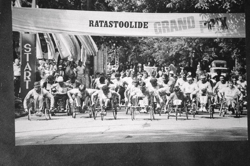 Invasportlaste ratastoolisõit ümber vanalinna Tallinna  vanalinna päevade ajal.