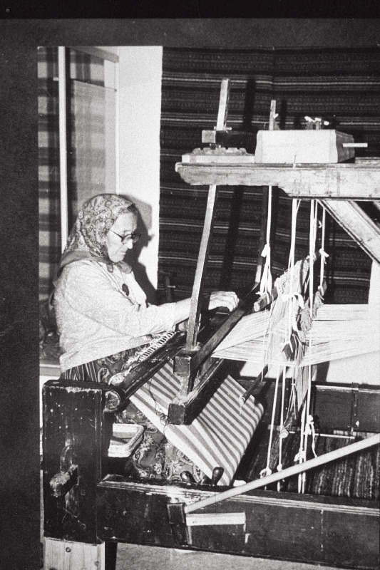 Kangastelgedel kudumine folkloorifestivalil Baltica 1989.