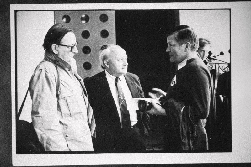 Esimese Eesti metsaülikooli avamisel Käärikul vestlevad Andres Kurrik Ameerika Ühendriikidest (paremalt), Tartu Ülikooli prorektor Valter Haamer ja Eesti Looduskaitse Seltsi esimees Jaan Eilart.