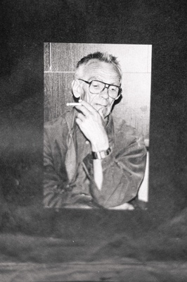 Graafik ja maalikunstnik Edgar Valter ajalehe Kodumaa toimetuses.  duplicate photo