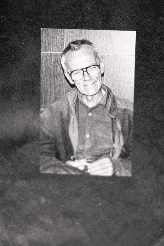 Graafik ja maalikunstnik Edgar Valter ajalehe Kodumaa toimetuses.