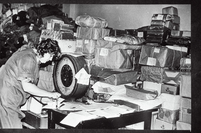 Tallinna Peapostkontori rahvusvahelise osakonna juhataja asetäitja Urve Heidla töö juures.