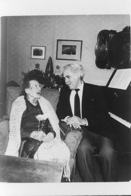 Helilooja Olev Sau vestleb helilooja Mihkel Lüdigi lese Olgaga tema 100. sünnipäeval.